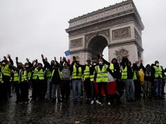 Landesweit beteiligten sich am Samstag knapp 36'000 Menschen an den Protesten gegen die Politik der französischen Regierung, in Paris waren es nach Regierungsangaben rund 5500, darunter rund 1500 gewaltbereite «Unruhestifter». Über 100 Demonstranten wurden festgenommen. (Bild: KEYSTONE/EPA/ETIENNE LAURENT)