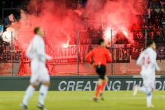 Die Zuschauer im Stade de Tourbillon in Sion. (KEYSTONE/Cyril Zingaro)