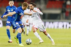 Luzerns Verteidiger Christian Schwegler gegen den Walliser Bruno Morgado. (KEYSTONE/Cyril Zingaro)