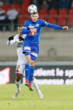 Der Luzerner Verteidiger Silvan Sidler spielt einen Kopfball. (KEYSTONE/Cyril Zingaro)