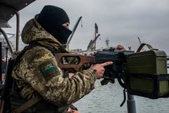 Angesichts des Konflikts mit Russland im Asowschen Meer hat der ukrainische Präsident Petro Poroschenko das Kriegsrecht verhängt. Hintergrund ist ein Streit mit dem Nachbarn Russland. Am Wochenende hatte die russische Küstenwache Patrouillenbooten der ukrainischen Marine die Durchfahrt in der Meerenge von Kertsch verweigert. Bild: Martyn Aim/Getty