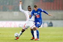Pascal Schürpf kämpft gegen Sions Mittelfeldspieler Christian Zock. (KEYSTONE/Cyril Zingaro)