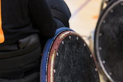 Die Sportgeräte werden ziemlich in mitleidenschaft gezogen. (Bild: Roger Grütter (Nottwil, 8. Dezember 2018))