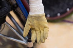 Die Spieler tragen gummierte Handschuhe um viel Grip zu haben. (Bild: Roger Grütter (Nottwil, 8. Dezember 2018))