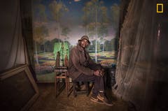 Dieses Bild zeigt David Muyochokera, einen Fotografen in Kenia, dessen Studio schliessen musste. «Leute fotografieren mittlerweile alles selber, mit ihren Smartphones.» (Bild: National Geographic/Mia Collis)