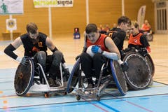 In den dunklen Shirts die Pilatus Snakes, in den orange Shirts die Dragons Freiburg. Am Ball ist Mark Pape (5), links mit der 12 David Amsler. (Bild: Roger Grütter (Nottwil, 8. Dezember 2018))