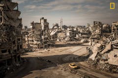 Dieses Bild entstand in Homs, Syrien und zeigt die Kriegszerstörung im Stadtteil Khalidiya. Christian Werner kletterte dafür auf eine Ruine. (Bild: National Geographic/Christian Werner)
