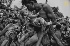 Bei dem Charak Puja Festival werden Gläubige an einen Haken gehängt, diese schmerzhafte Prozedur soll ihre Kinder vor Ängsten befreien. (Bild: National Geographic/Avishek Dasy)