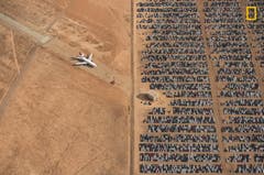 Tausende VW- und Audi-Autos sind in der kalifornischen Wüste geparkt. Nach dem Abgas-Skandal musste der Hersteller Millionen Autos zurückrufen. (Bild: National Geographic/Jassen Todorov)