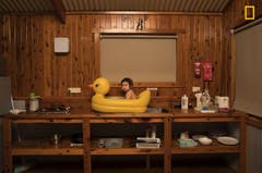 «Wir waren mit dem Auto in Australien unterwegs, es war ungewöhnlich heiss. Unsere Tochter Genie nimmt hier ein Bad in ihrer Plastikente, auf dem Spülbecken.» (Bild: National Geographic/Todd Kennedy)