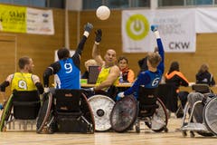 Rolling Rhinos in Gelb, Blue White Eagles in Blau. Im Bild ist ein Passzuspiel von Ferdie Brendle mit der Nummer 8. (Bild: Roger Grütter (Nottwil, 8. Dezember 2018))