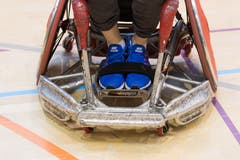 Im Bild die Front eines "offensiven" Rollstuhls. Optimiert auf Geschwindigkeit und mit Blech verkleidet, damit sich Verteidiger nicht einhaken können. (Bild: Roger Grütter (Nottwil, 8. Dezember 2018))