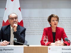 Guy Parmelin wird neuer Wirtschaftsminister und Simonetta Sommaruga wechselt vom Justiz- und Polizeidepartement ins Uvek. (Bild: KEYSTONE/PETER SCHNEIDER)