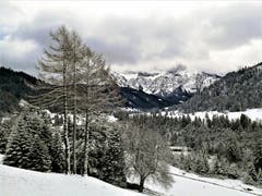 Wunderbare Aussicht auf die verschneite Winterlandschaft und auf die Pilatuskette, die teilweise von Wolken abgedeckt wird. (Bild: Urs Gutfleisch (Eigenthal, 10. Dezember 2018))