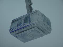 Wintereinbruch auch bei der Luftseilbahn zum Säntis. (Bild: Stephan Lendi)