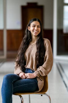 Yasare, 16: «Bücher suche ich mir so aus, dass ich etwas aus ihnen ziehen kann und sie mich weiterbringen.» (Bilder: Sandra Ardizzone)