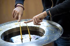 An jedem Zeigefinger eine Kerze: Auch so geht es. (Bild: Pius Amrein, Luzern, 11. Dezember 2018)