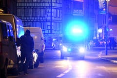 ...und Krankenwagen waren im Einsatz. (Bild: EPA/PATRICK SEEGER)