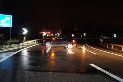 Rotkreuz - 10. DezemberAuf der Autobahn A4 ist es zu einem Auffahrunfall zwischen zwei beteiligten Autos gekommen. Der Unfallverursacher beging Fahrerflucht.