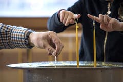 Kerzenziehen im Kerzenhüsli im Luzerner Vögeligärtli: In einem Wachs-Topf können mehrere Kerzen gleichzeitig gezogen werden. (Bild: Pius Amrein, Luzern, 11. Dezember 2018)