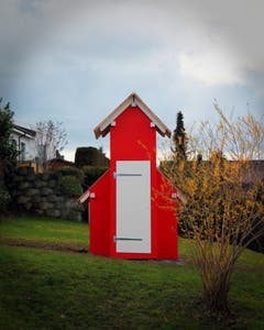 Norwegen? Irland? Nein - Untereggen. Evangelische Holzkirche in einem Garten. (Bild: Hansjörg Huber)
