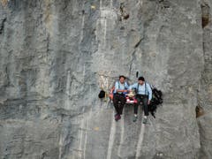 Bruno Leuzinger und Beat Walker geniessen ihr Fondue in einer Felswand am Fusse des Kaiserstocks beim Klausenpass. (Bild: Bruno Leuzinger (21. November 2018))