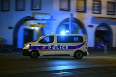 Auch zahlreiche Polizisten..... (Bild: EPA/PATRICK SEEGER)