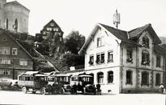 Postbureau Gams mit Postautos im Jahr 1919.