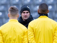 Gerardo Seoane stellt seine Spieler auf das letzte Champions-League-Spiel der Saison ein (Bild: KEYSTONE/ANTHONY ANEX)