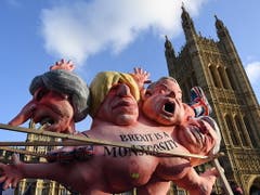 EU-Befürworter kritisieren vor dem britischen Parlament das Brexit-Monster. (Bild vom 11. Dezember) (Bild: KEYSTONE/EPA/ANDY RAIN)