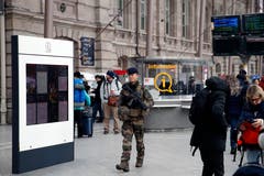 Einsatzkräfte sind in der gesamten Stadt präsent. (Bild: AP/Christoph Ena)