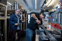 Thomas und Sandro (rechts) Koller bei der Montage einer Bindungsplatte in ihrer Werkstatt in Engelberg. (Bild: Corinne Glanzmann, Engelberg, 11. Dezember 2018)