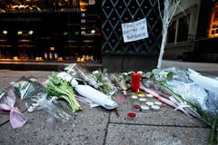Blumen und Kerzen am Ort, wo eine Person getötet wurde. (Bild:EPA/RONALD WITTEK)