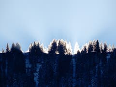Langsam aber sicher zeigen sich die ersten Sonnenstrahlen. (Bild: Margrith Imhof-Röthlin (Oberarth, 12. Dezember 2018))