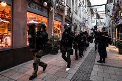 620 Einsatzkräfte sind momentan in Strassburg unterwegs. (Bild: EPA/Patrick Seeger)