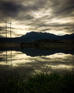 Stürmischer Tag mit dramatischen Wolken und eine Pfütze –Pilatus von Emmenbrücke/Littau aus. (Bild: Kuno Schweizer (Emmenbrücke, 7. Dezember 2018))