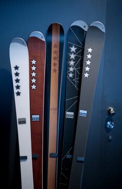 Für ihre Firma swiss five star AG haben Sandro und Thomas Koller fünf verschiedene Modelle entwickelt. (Bild: Corinne Glanzmann, Engelberg, 11. Dezember 2018)