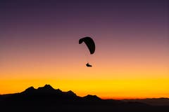 Gleitschirmflieger im Sonnenuntergang. (Bild: Marco Schäfer, Rigi Känzeli, 25. Oktober 2018)