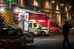 Rettungskräfte patroullieren nach der Schiesserie im Stadtzentrum und haben ihre mobilen Notfall-Stationen aufgebaut. (AP Photo/Jean-Francois Badias)