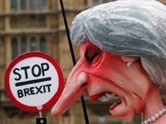 EU-Befürworter protestieren in London mit einer Karikatur von Premierministerin Theresa May auch am Mittwoch gegen den Brexit. (Bild: KEYSTONE/AP/FRANK AUGSTEIN)