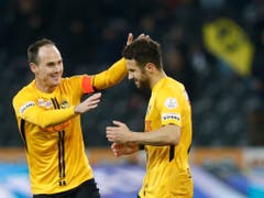 Mit Steve von Bergen (links) und Miralem Sulejmani fehlen YB zwei wichtige Teamstützen gegen Juventus (Bild: KEYSTONE/PETER KLAUNZER)