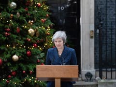 Weil Theresa May die Abstimmung über den Deal auf Eis gelegt hat, wollen die Hinterbänkler die Premierministerin zu Fall bringen. Doch May kämpft weiter. Die Wahl eines neuen Chefs könnte den geplanten EU-Austritt verzögern oder sogar verhindern, warnte May. (Bild: KEYSTONE/EPA/STR)