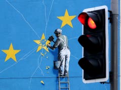 Wandbild in Dover des Street-Art-Künstlers Banksy. EU-Vertreter hatten am Dienstag erklärt, es gebe keinen Raum für Neuverhandlungen des Brexit-Abkommens. (Bild: KEYSTONE/AP PA/GARETH FULLER)