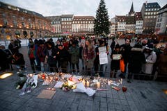 Menschen trauern um die Verstorbenen. (Bild:EPA/RONALD WITTEK)