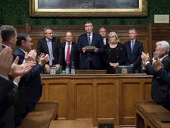 Verliest das Resultat der Abstimmung: Graham Brady, der Vorsitzende des zuständigen Parteikomitees. (Bild: KEYSTONE/AP PA/STEFAN ROUSSEAU)