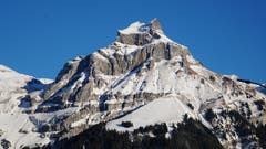 Stolz zeigt sich der Hahnen hoch über Engelberg im Winterkleid. (Bild: Kurt Hägi (Engelberg, 12. Dezember 2018))