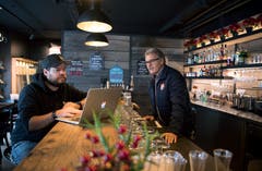 Sandro und Thomas (rechts) Koller in der Café-Bar in ihrer Homebase in Engelberg. (Bild: Corinne Glanzmann, Engelberg, 11. Dezember 2018)