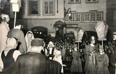 Mit den Jahren nahm nicht nur die Zahl der Darsteller und Sänger, sondern auch die der Zuschauer zu. (Bild: Chronik der Sternsinger 1948 (Stadtarchiv/D131))