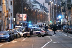 Die Polizei bei Razzien in der Nachbarschaft Neudorf in Strassburg. (Bild: EPA/RONALD WITTEK)