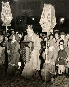 Ein König legt seine Gaben auf dem Kornmarkt nieder. (Bild: Chronik der Sternsinger 1948 (Stadtarchiv/D131, 1948))